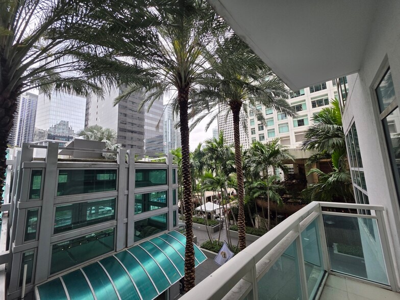 Building Photo - 950 Brickell Bay Dr