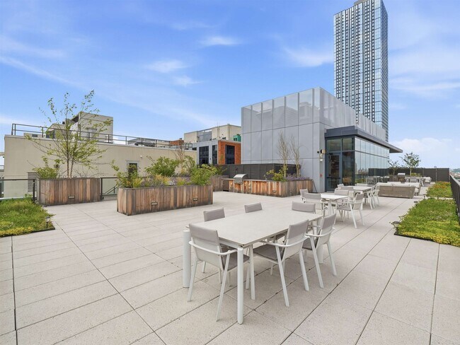 Building Photo - 144 1st St