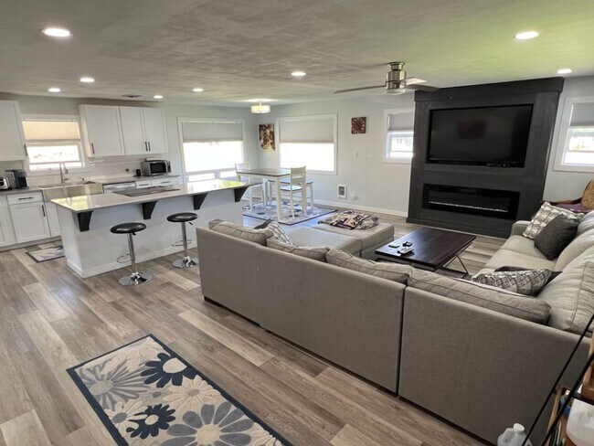 Building Photo - 2322 Fifth St