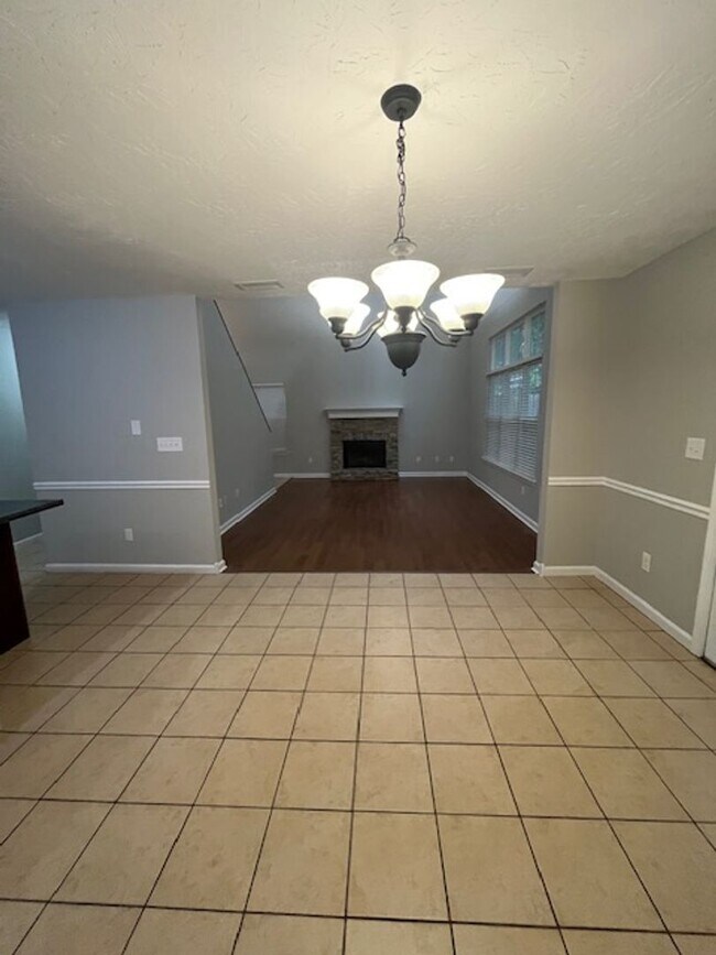 Building Photo - 3 Bedroom, 2.5 Bathroom in Lexington!