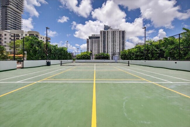 Building Photo - 700 NE Miami Pl