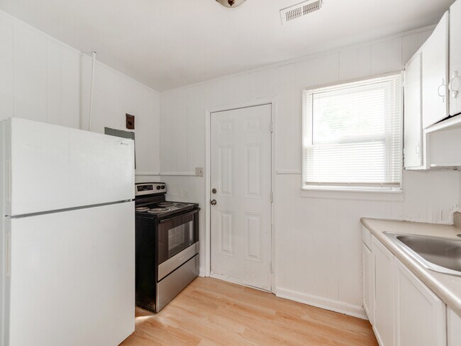 Building Photo - Charming Duplex