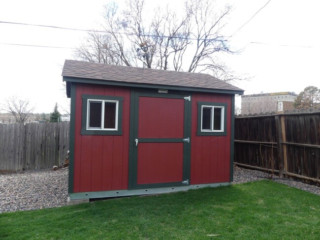 Building Photo - Remodeled 4 bedroom! Fenced backyard! 2 Ca...