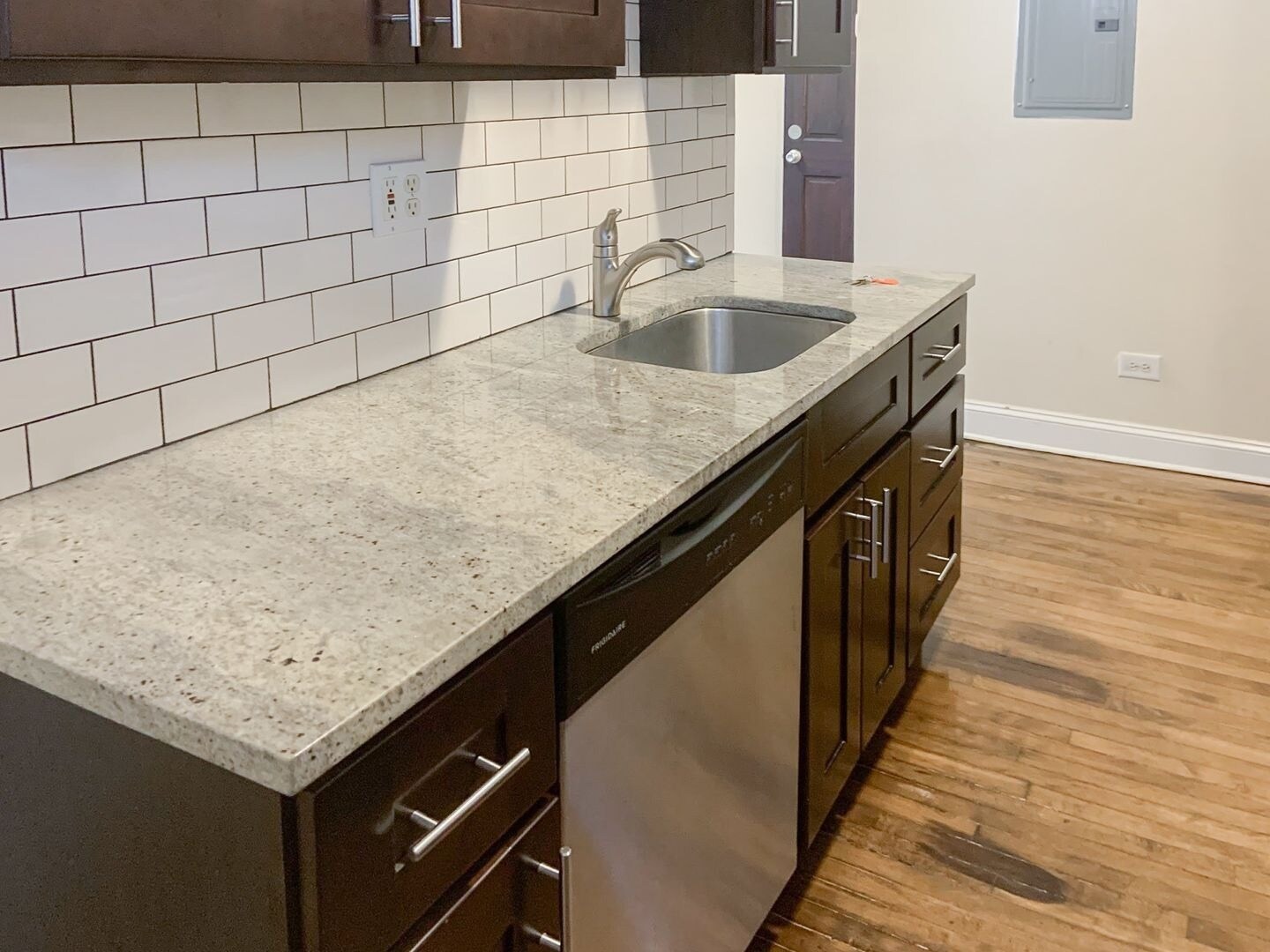 Building Photo - 827 W Roscoe St