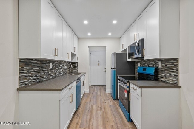 Building Photo - 60 Amberly Dr