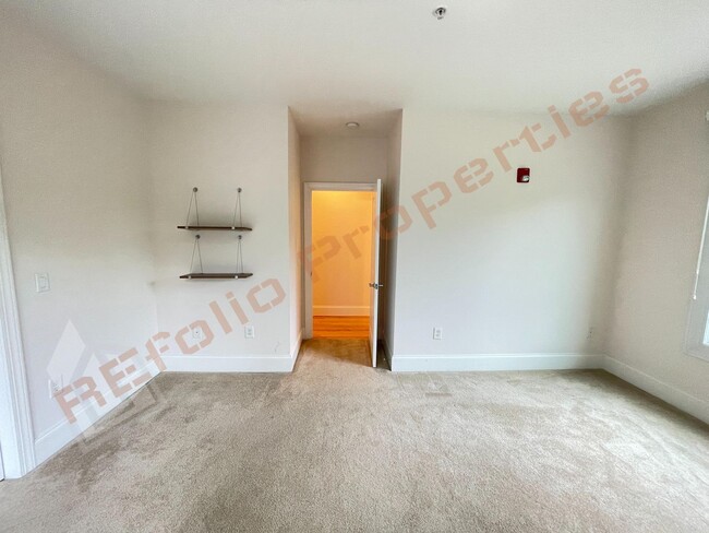 Building Photo - Bright and Airy! 3rd Floor 1 Bedroom 1 Bat...