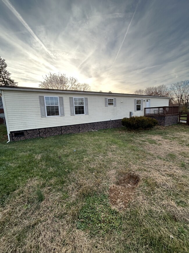 Primary Photo - 28 Moats Ln