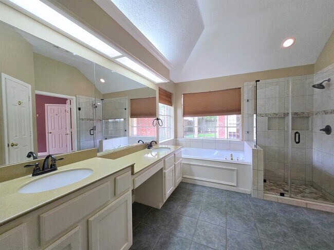 Building Photo - 5118 Rebel Ridge Dr