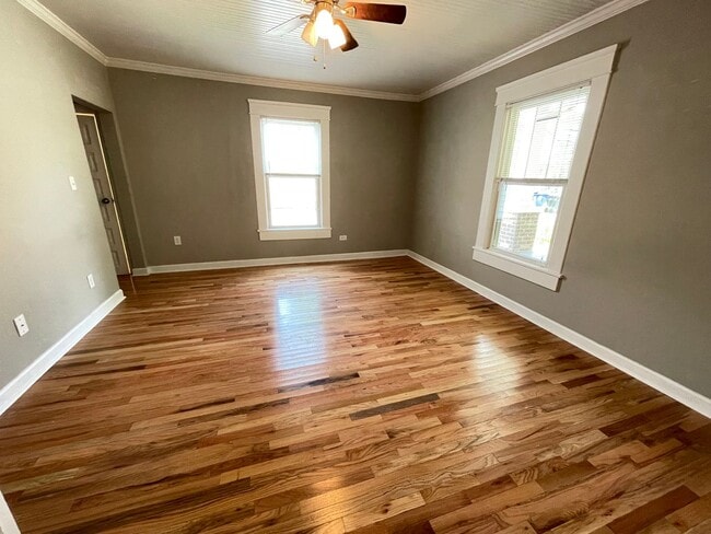 Building Photo - Stunning, renovated 7br home in the heart ...