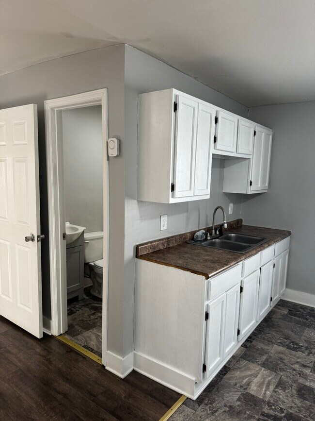 Building Photo - 1609 17th Ave N