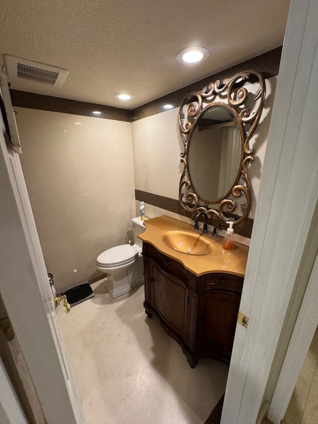 Building Photo - 3350 Deaver Dr