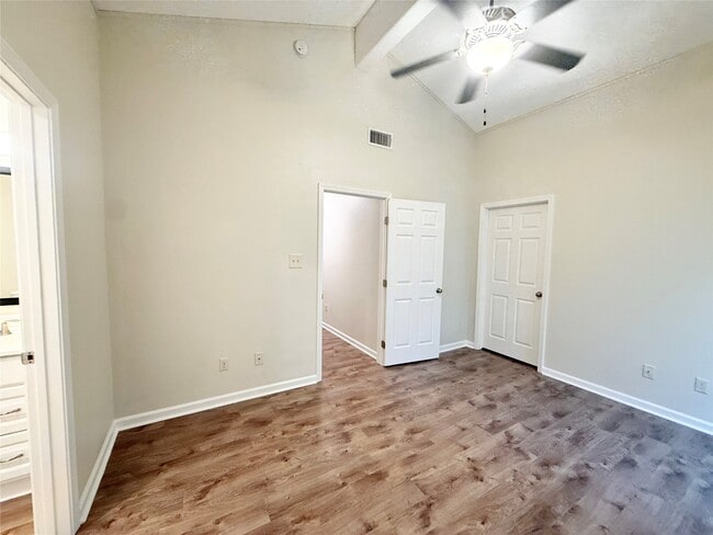 Building Photo - 140 Huisache St