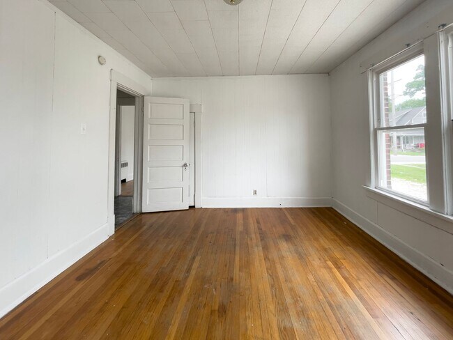 Building Photo - Space, Comfort & Location—Minutes from Ball State