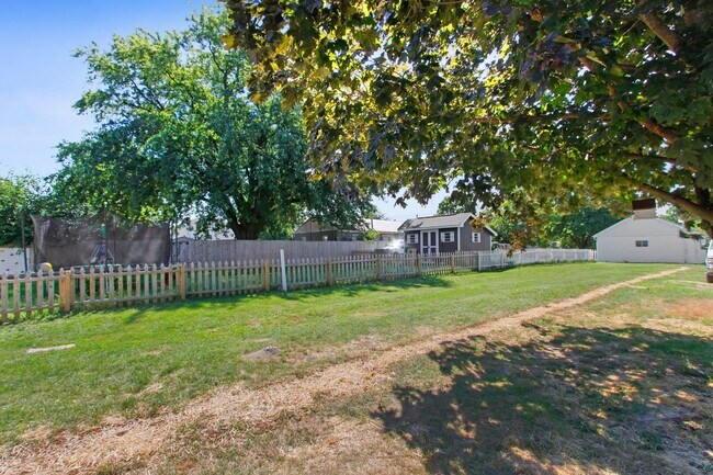 Building Photo - Coming Soon- Charming 2 Bedroom, 1.5 Bath ...