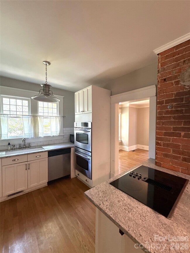 Building Photo - 421 Hawthorne Ln