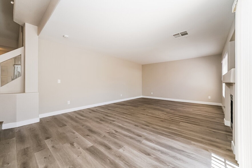 Building Photo - 8733 Country View Ave