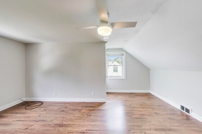 Building Photo - 950 N Haddow Ave