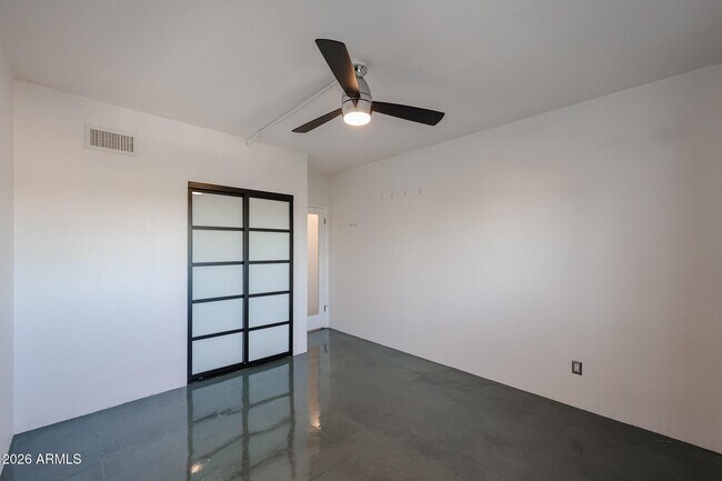 Building Photo - 353 E Thomas Rd