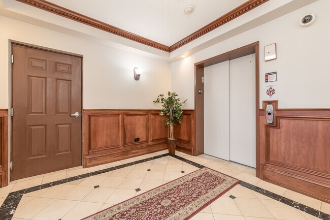 Building Photo - 1021 Peterson Ave