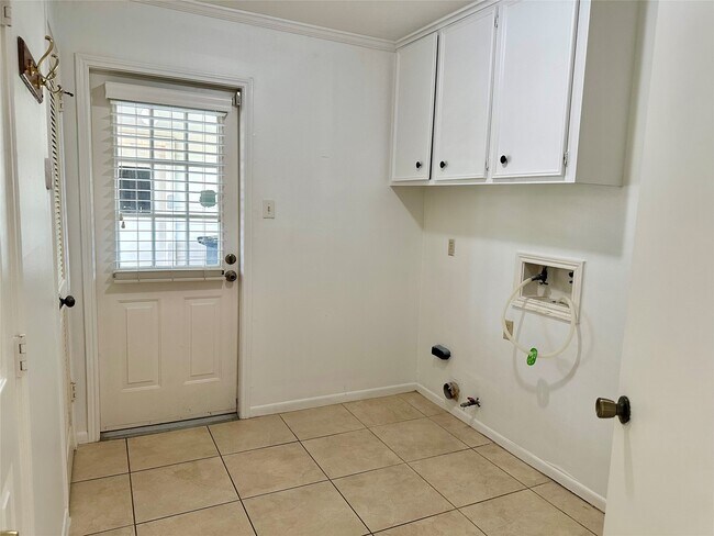 Building Photo - 10902 Olympia Dr