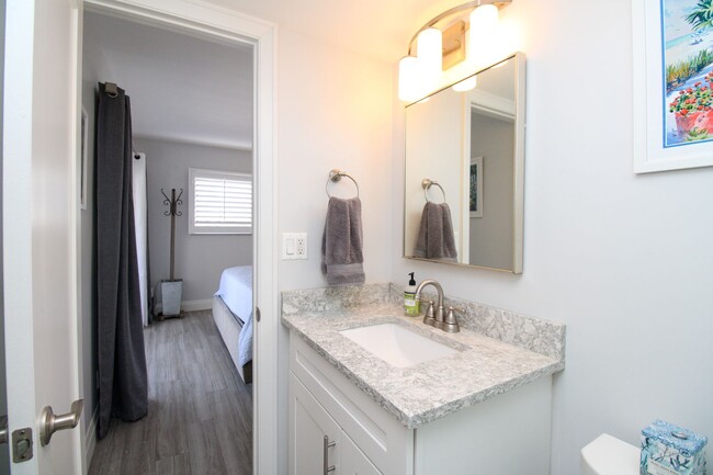 Building Photo - ** STUNNING REMODELED 2/2 CONDO IN THE ELE...