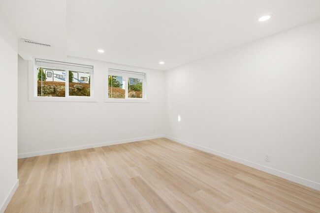 Building Photo - Gorgeous Fully Renovated 5 Bedroom Redmond/Bellevue/Kirkland Border