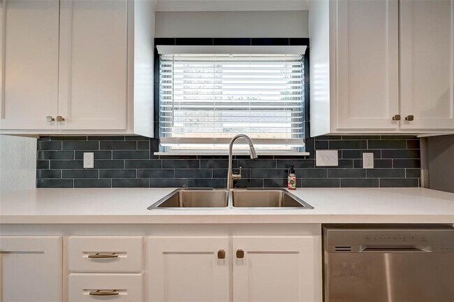 Building Photo - 2234 Kinbrook Dr