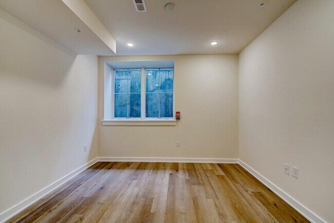 Building Photo - 728 S 10th St