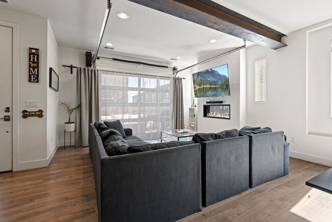 Building Photo - 3 bd/2.5 ba Townhome in Green Mountain Pla...