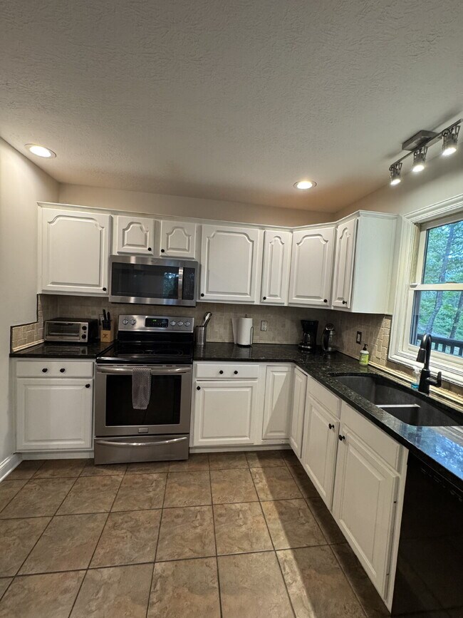 Building Photo - Fairview home 5 bedroom 3 1/2 bathroom home