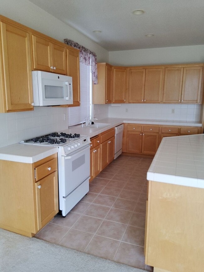 Building Photo - Beautiful house in great neighborhood with...