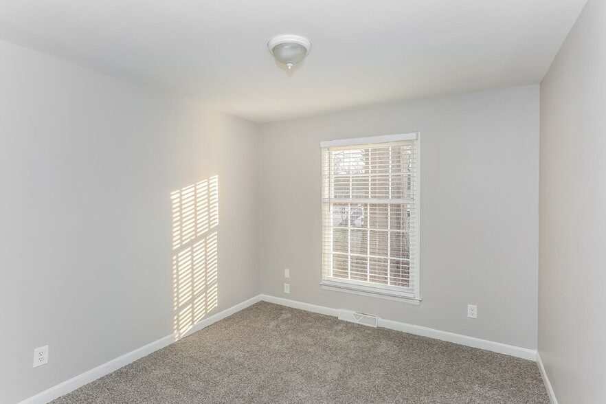 Building Photo - 5000 Coronado Dr