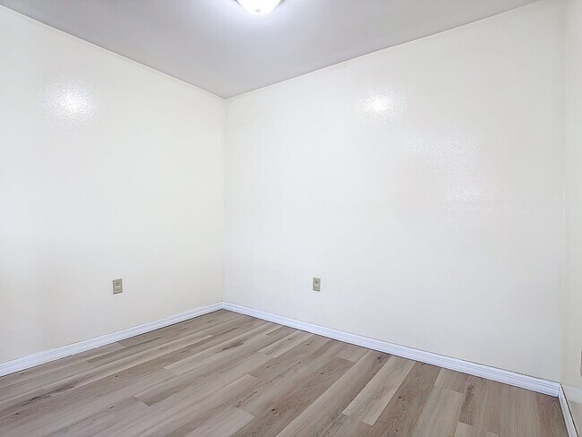 Building Photo - Spanish-Style 3 Bedroom, 2.5 Bath Mediterranean Rooftop Townhouse – Basic Cable & Wi-Fi Included!