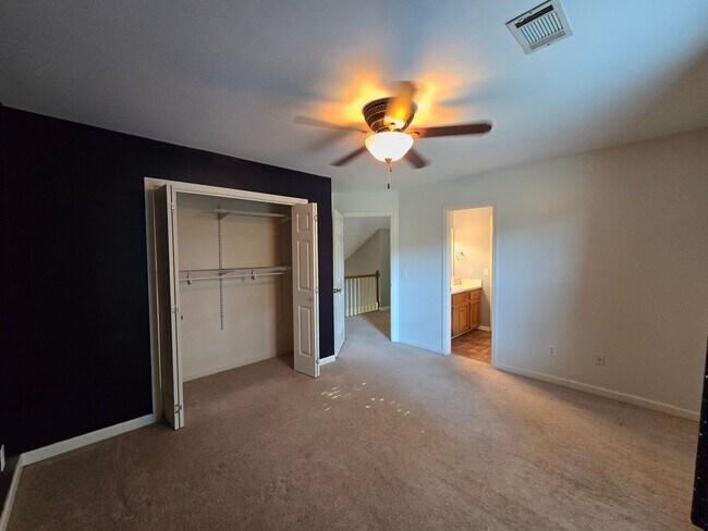 Building Photo - MOVE-IN SPECIAL!! $250 OFF First Month