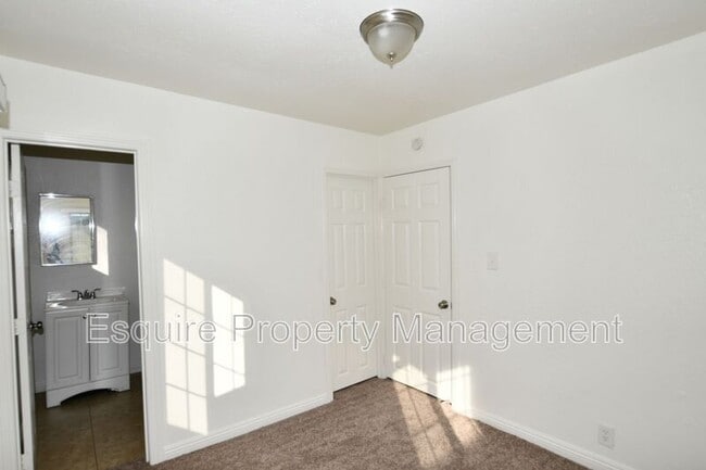 Building Photo - 129 S 11th St