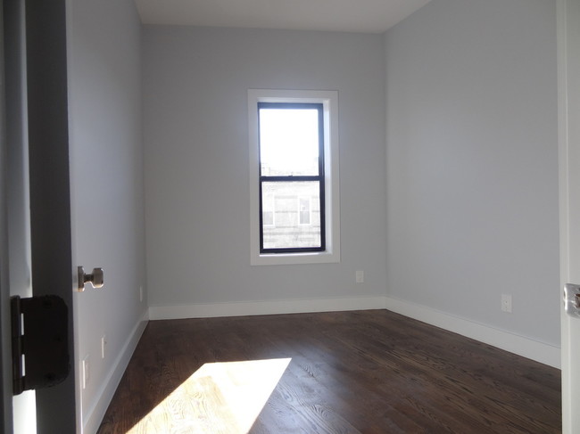 Building Photo - 5823 Myrtle Ave