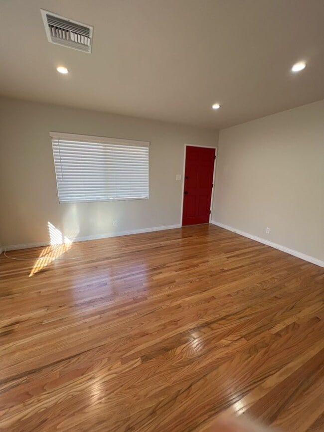 Building Photo - 511