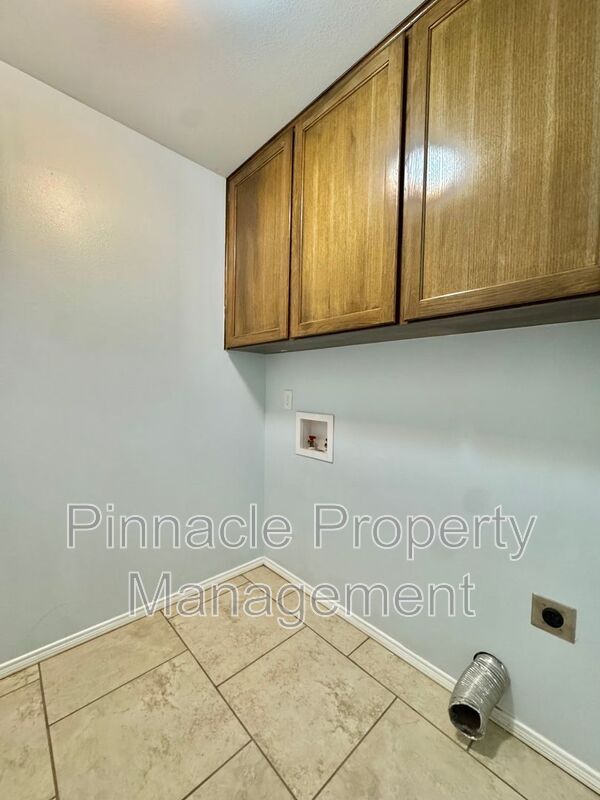 Building Photo - 4925 Scarlet Oak Dr