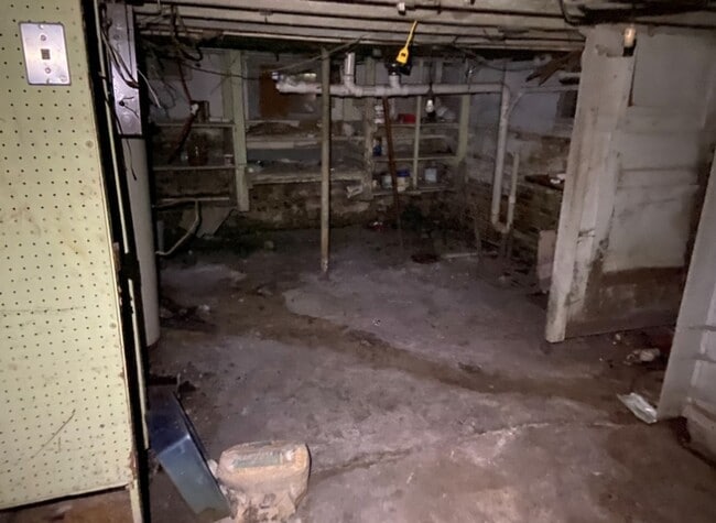 Building Photo - Investment Special! - $390 Month / $800 Down