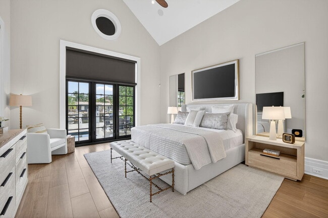 Building Photo - 400 Mola Ave