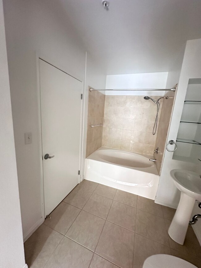 Building Photo - Modern Downtown Long Beach Condo with Ocea...