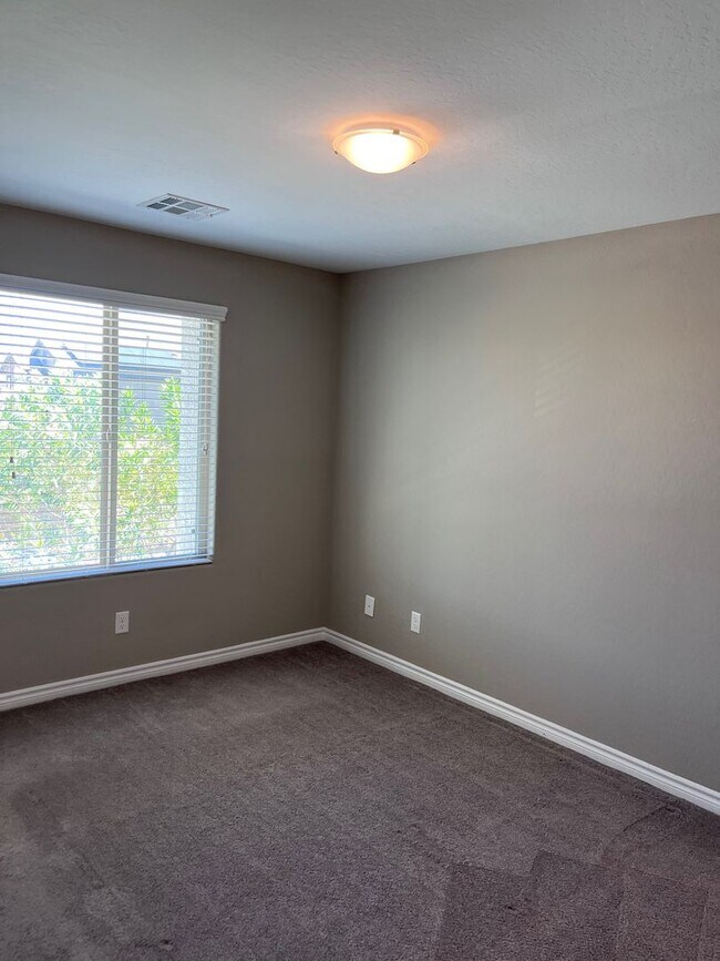 Building Photo - 3 Bedroom Single Family home - Gated community