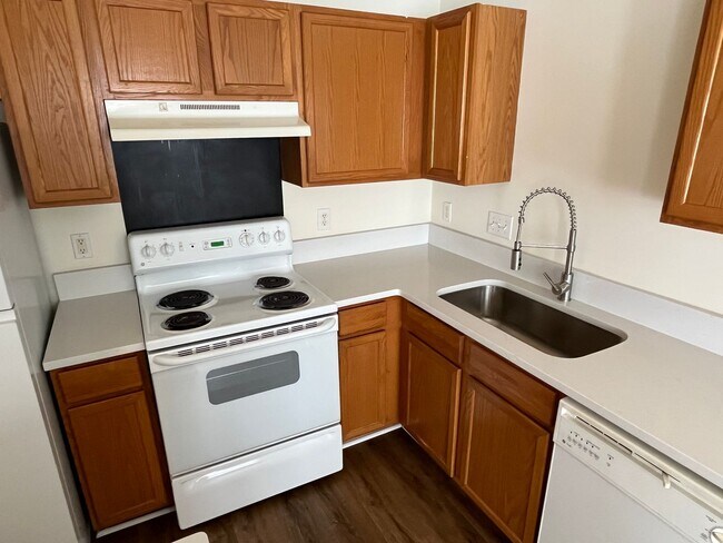 Building Photo - Refreshed 2 Bed Townhome in South Charlott...