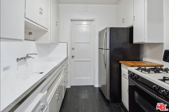 Building Photo - 8569 Holloway Dr