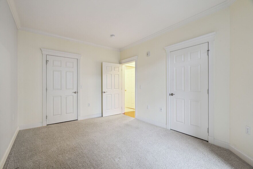 Building Photo - 300 W Elm St