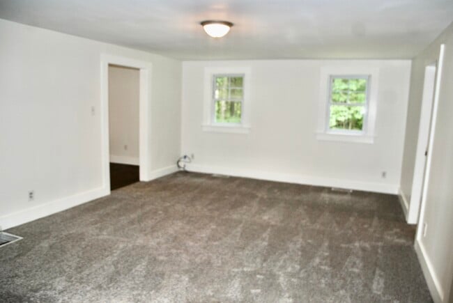 Building Photo - 469 Mountain Rd