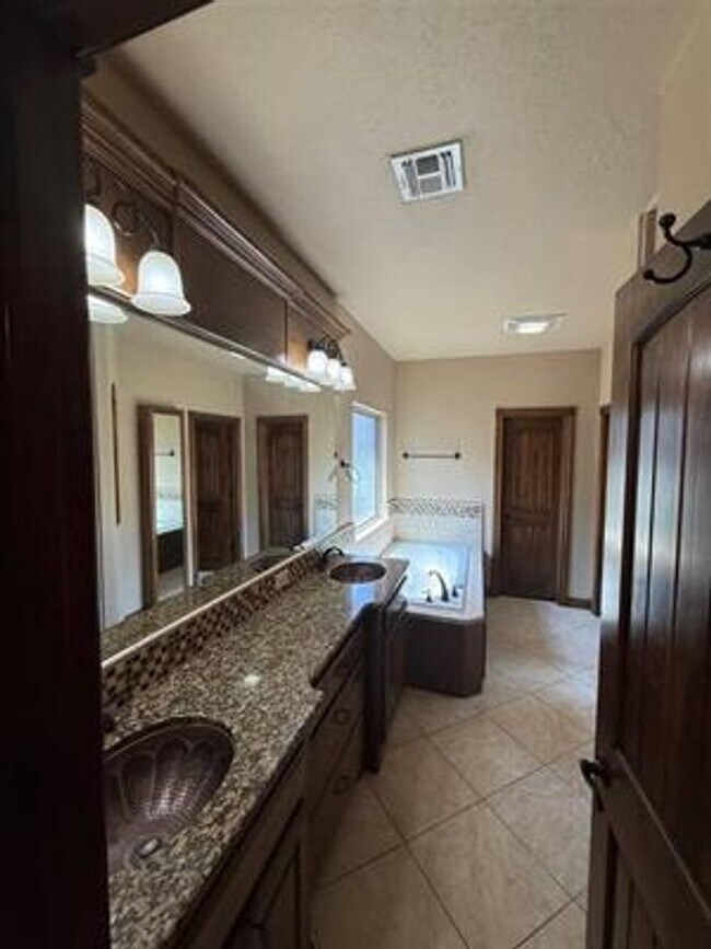 Building Photo - Beautiful Home in desirable Location