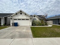 Building Photo - 4 bed 2 bath in Great Eagle Location!