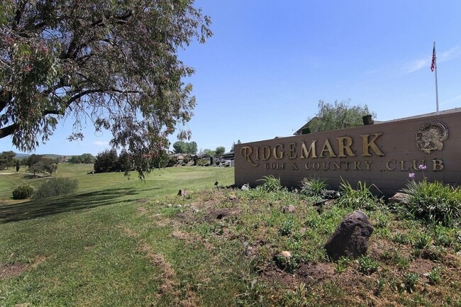 Building Photo - 3/2.5 Condo in Ridgemark with Fireplace and A/C