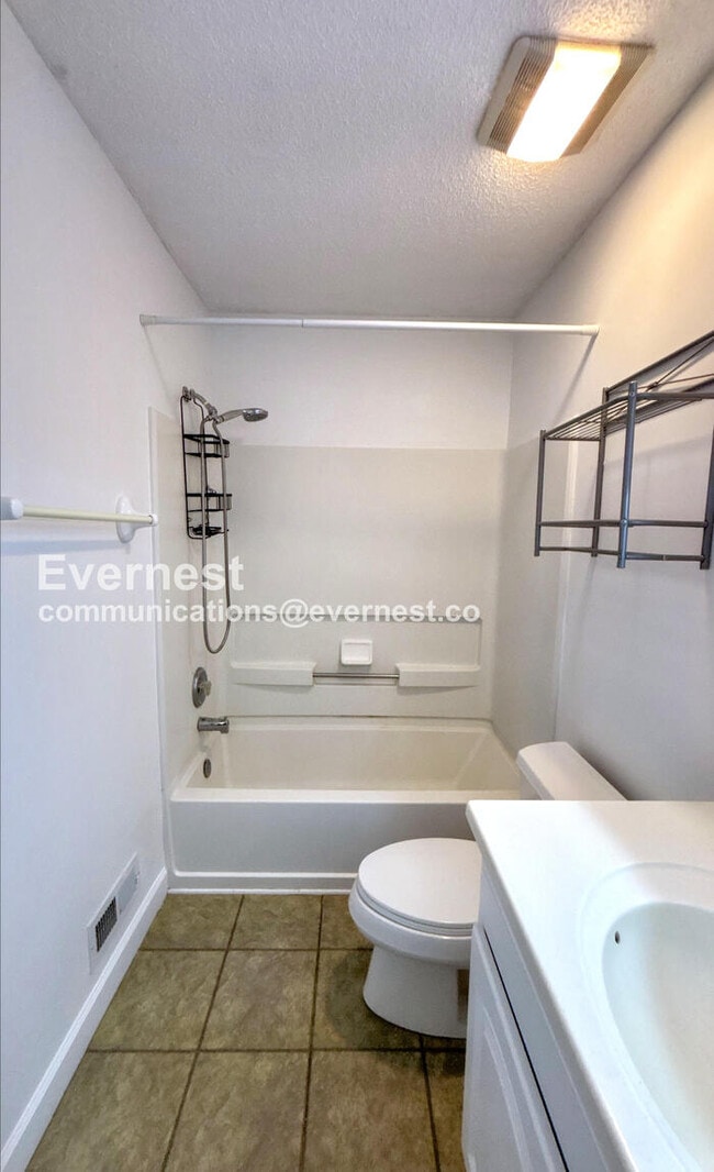 Building Photo - Spacious Condo with Modern Amenities and Garage Parking